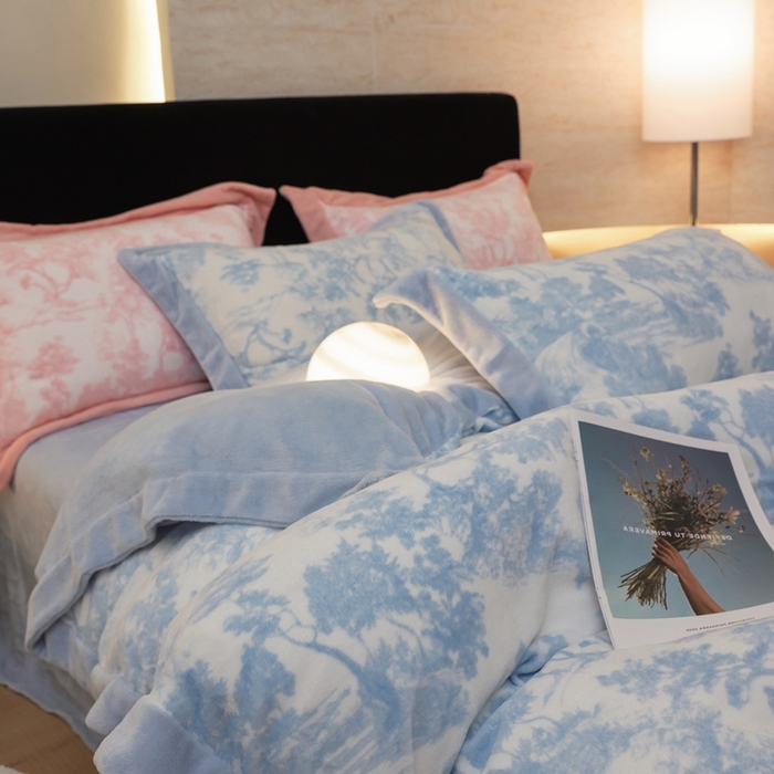 91家纺网 家纺一手货源 找家纺 优悦生活馆 2025新款秋冬简约亲肤牛奶绒印花保暖四件套-维也纳 维也纳-天空蓝