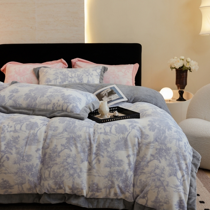 91家纺网 家纺一手货源 找家纺 优悦生活馆 2025新款秋冬简约亲肤牛奶绒印花保暖四件套-维也纳 维也纳-时尚灰