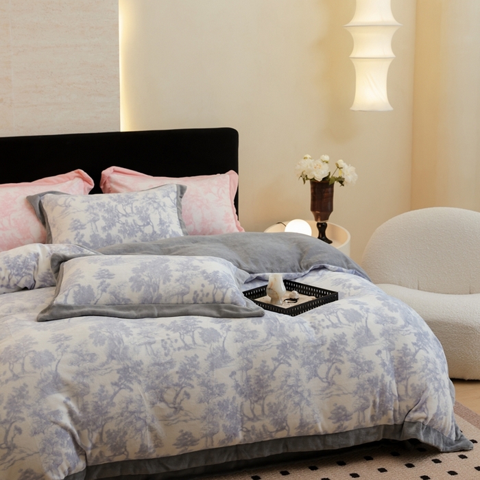 91家纺网 家纺一手货源 找家纺 优悦生活馆 2025新款秋冬简约亲肤牛奶绒印花保暖四件套-维也纳 维也纳-时尚灰