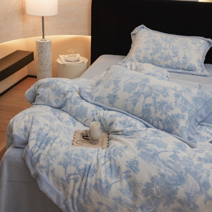 91家纺网 家纺一手货源 找家纺 优悦生活馆 2025新款秋冬简约亲肤牛奶绒印花保暖四件套-维也纳 维也纳-天空蓝