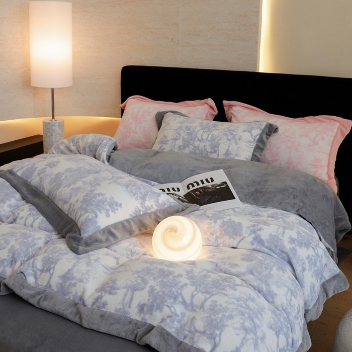 91家纺网 家纺一手货源 找家纺 优悦生活馆 2025新款秋冬简约亲肤牛奶绒印花保暖四件套-维也纳 维也纳-时尚灰