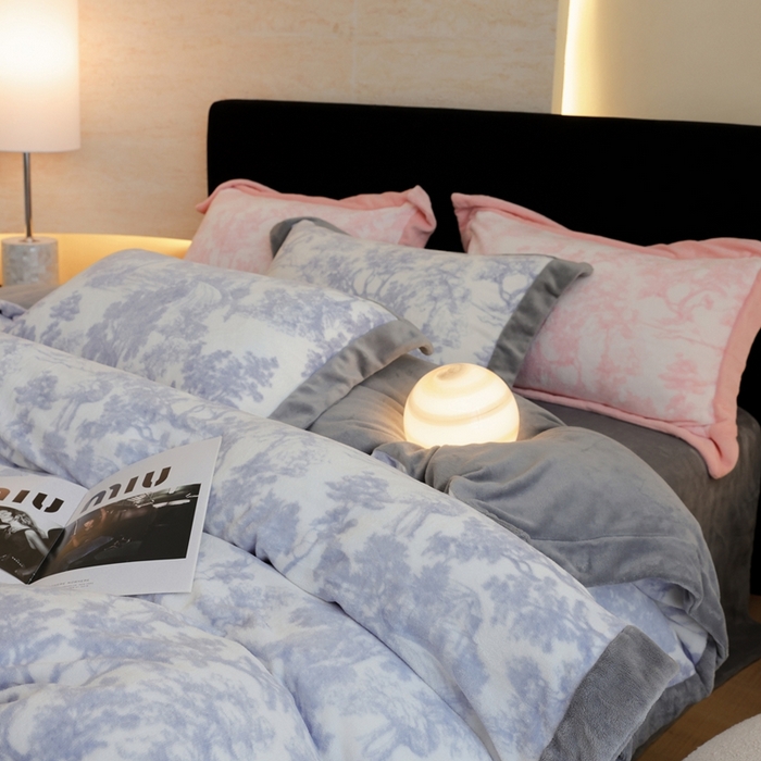 91家纺网 家纺一手货源 找家纺 优悦生活馆 2025新款秋冬简约亲肤牛奶绒印花保暖四件套-维也纳 维也纳-时尚灰