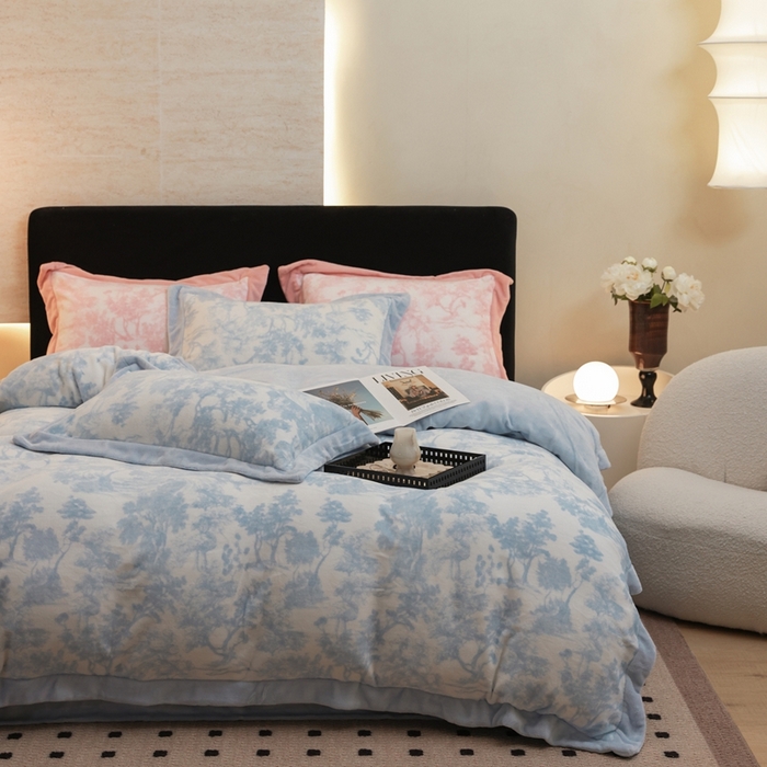 91家纺网 家纺一手货源 找家纺 优悦生活馆 2025新款秋冬简约亲肤牛奶绒印花保暖四件套-维也纳 维也纳-天空蓝