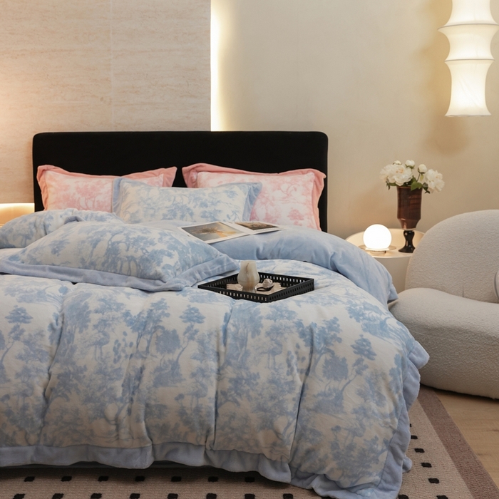 91家纺网 家纺一手货源 找家纺 优悦生活馆 2025新款秋冬简约亲肤牛奶绒印花保暖四件套-维也纳 维也纳-天空蓝