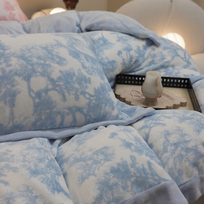 91家纺网 家纺一手货源 找家纺 优悦生活馆 2025新款秋冬简约亲肤牛奶绒印花保暖四件套-维也纳 维也纳-天空蓝