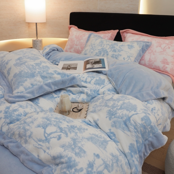 91家纺网 家纺一手货源 找家纺 优悦生活馆 2025新款秋冬简约亲肤牛奶绒印花保暖四件套-维也纳 维也纳-天空蓝