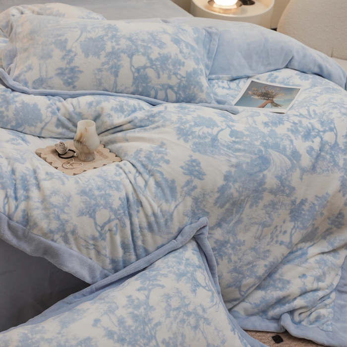 91家纺网 家纺一手货源 找家纺 优悦生活馆 2025新款秋冬简约亲肤牛奶绒印花保暖四件套-维也纳 维也纳-天空蓝