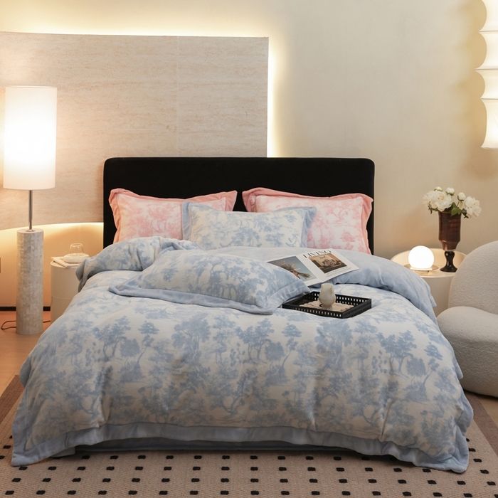 91家纺网 家纺一手货源 找家纺 优悦生活馆 2025新款秋冬简约亲肤牛奶绒印花保暖四件套-维也纳 维也纳-天空蓝