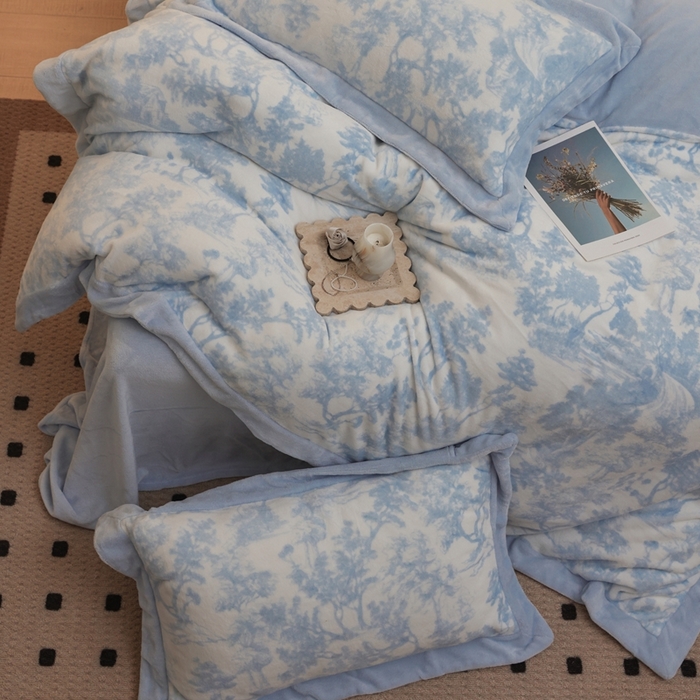 91家纺网 家纺一手货源 找家纺 优悦生活馆 2025新款秋冬简约亲肤牛奶绒印花保暖四件套-维也纳 维也纳-天空蓝