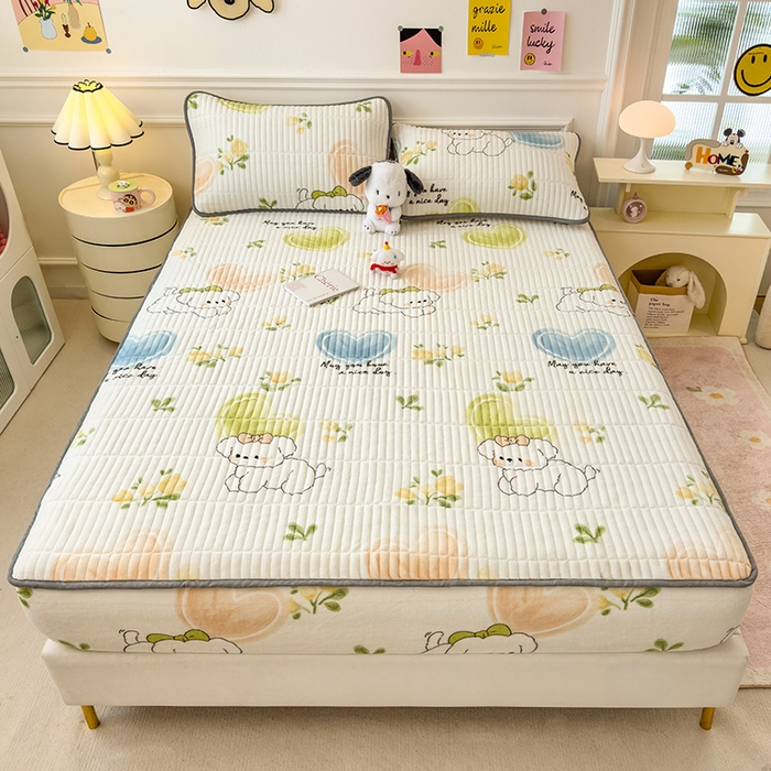 91家纺网 家纺一手货源 找家纺 摩妮卡 2025新款小清新系列印花牛奶绒夹棉床笠三件套 快乐小白