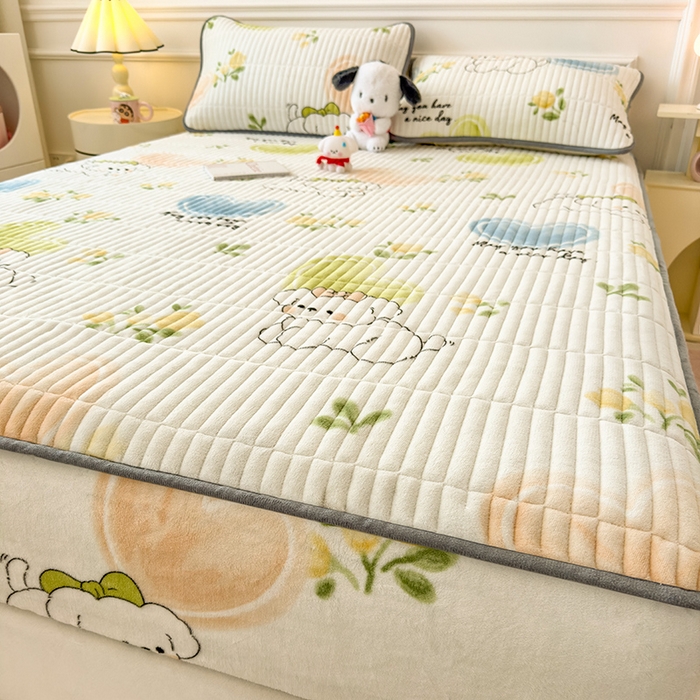 91家纺网 家纺一手货源 找家纺 摩妮卡 2025新款小清新系列印花牛奶绒夹棉床笠三件套 快乐小白