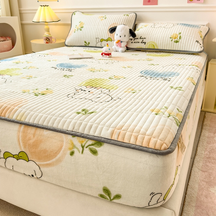 91家纺网 家纺一手货源 找家纺 摩妮卡 2025新款小清新系列印花牛奶绒夹棉床笠三件套 快乐小白