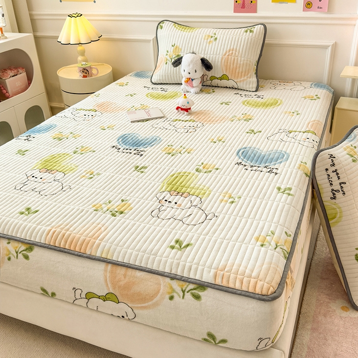 91家纺网 家纺一手货源 找家纺 摩妮卡 2025新款小清新系列印花牛奶绒夹棉床笠三件套 快乐小白