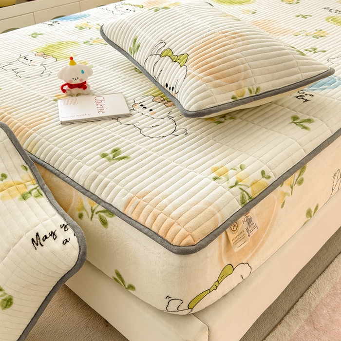 91家纺网 家纺一手货源 找家纺 摩妮卡 2025新款小清新系列印花牛奶绒夹棉床笠三件套 快乐小白