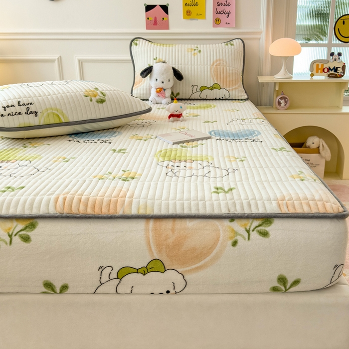 91家纺网 家纺一手货源 找家纺 摩妮卡 2025新款小清新系列印花牛奶绒夹棉床笠三件套 快乐小白