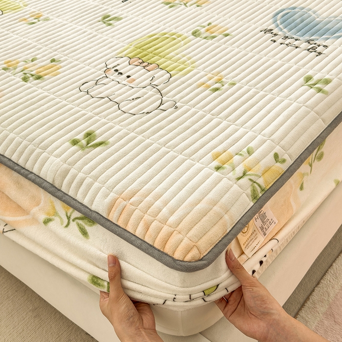 91家纺网 家纺一手货源 找家纺 摩妮卡 2025新款小清新系列印花牛奶绒夹棉床笠三件套 快乐小白