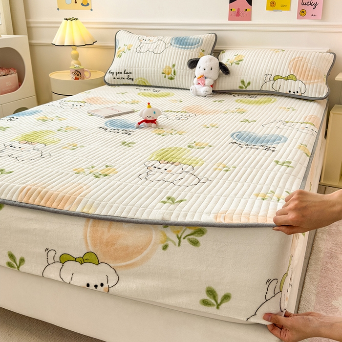 91家纺网 家纺一手货源 找家纺 摩妮卡 2025新款小清新系列印花牛奶绒夹棉床笠三件套 快乐小白