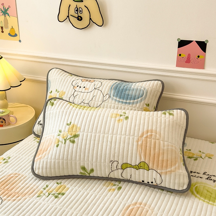 91家纺网 家纺一手货源 找家纺 摩妮卡 2025新款小清新系列印花牛奶绒夹棉床笠三件套 快乐小白