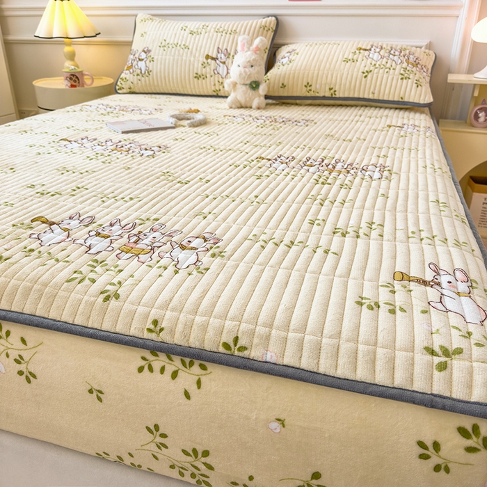 91家纺网 家纺一手货源 找家纺 摩妮卡 2025新款小清新系列印花牛奶绒夹棉床笠三件套 萌宠乐园