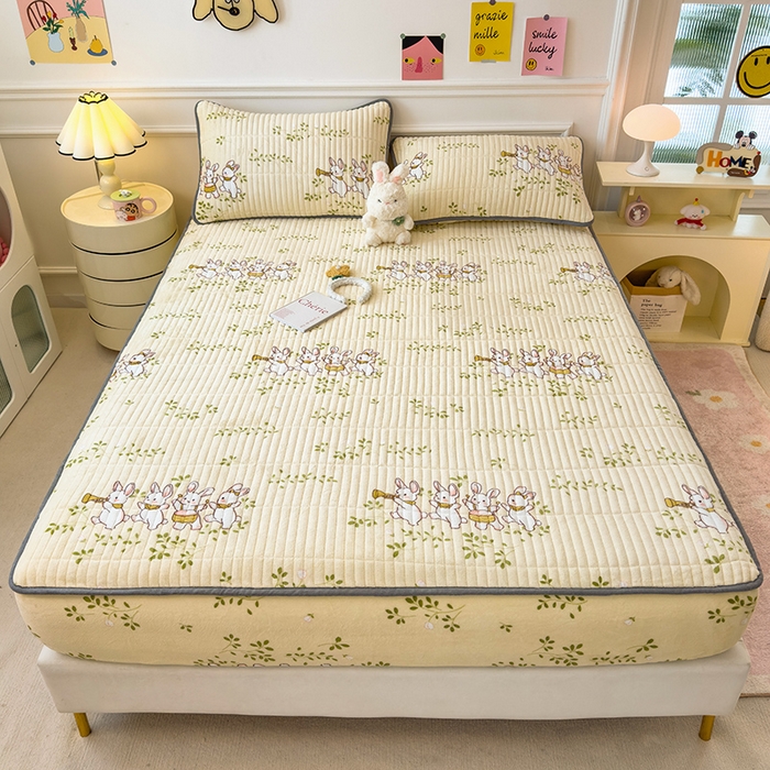 91家纺网 家纺一手货源 找家纺 摩妮卡 2025新款小清新系列印花牛奶绒夹棉床笠三件套 萌宠乐园