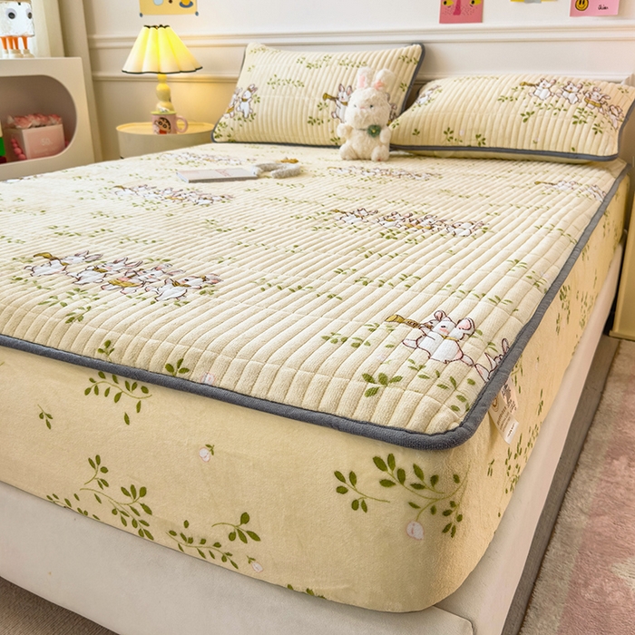 91家纺网 家纺一手货源 找家纺 摩妮卡 2025新款小清新系列印花牛奶绒夹棉床笠三件套 萌宠乐园