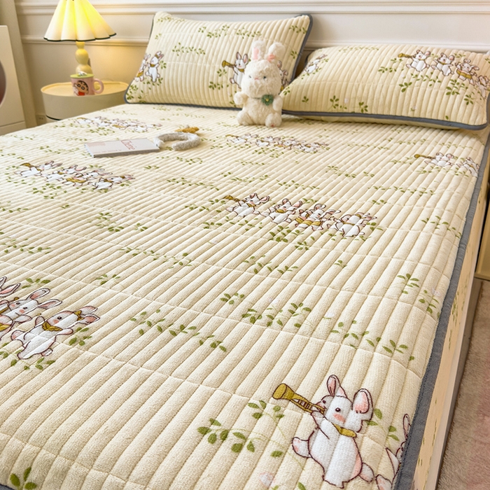 91家纺网 家纺一手货源 找家纺 摩妮卡 2025新款小清新系列印花牛奶绒夹棉床笠三件套 萌宠乐园