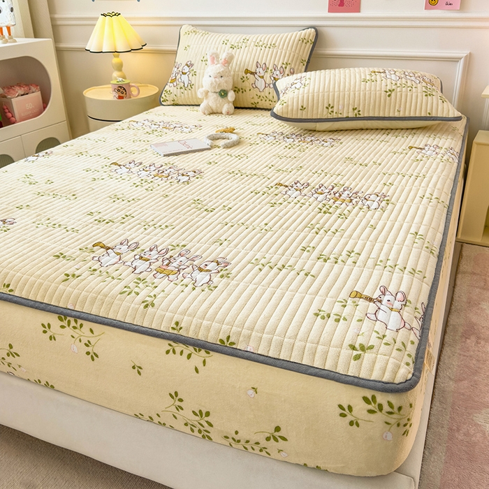 91家纺网 家纺一手货源 找家纺 摩妮卡 2025新款小清新系列印花牛奶绒夹棉床笠三件套 萌宠乐园