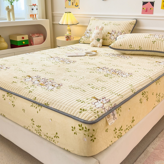 91家纺网 家纺一手货源 找家纺 摩妮卡 2025新款小清新系列印花牛奶绒夹棉床笠三件套 萌宠乐园