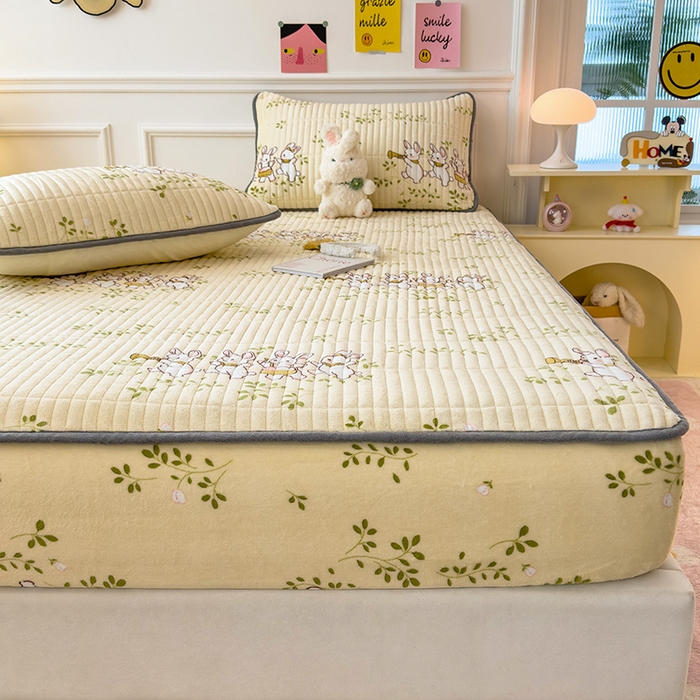 91家纺网 家纺一手货源 找家纺 摩妮卡 2025新款小清新系列印花牛奶绒夹棉床笠三件套 萌宠乐园