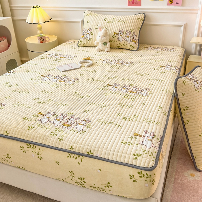 91家纺网 家纺一手货源 找家纺 摩妮卡 2025新款小清新系列印花牛奶绒夹棉床笠三件套 萌宠乐园