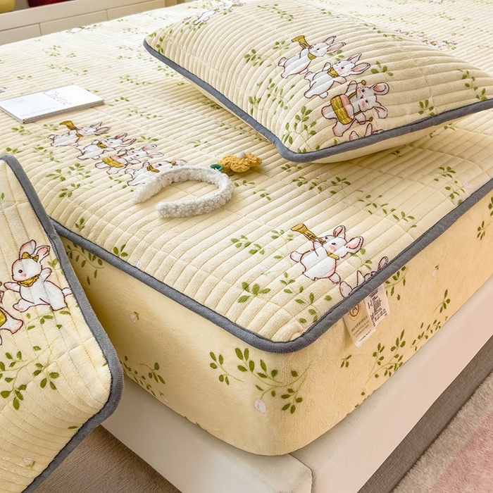 91家纺网 家纺一手货源 找家纺 摩妮卡 2025新款小清新系列印花牛奶绒夹棉床笠三件套 萌宠乐园