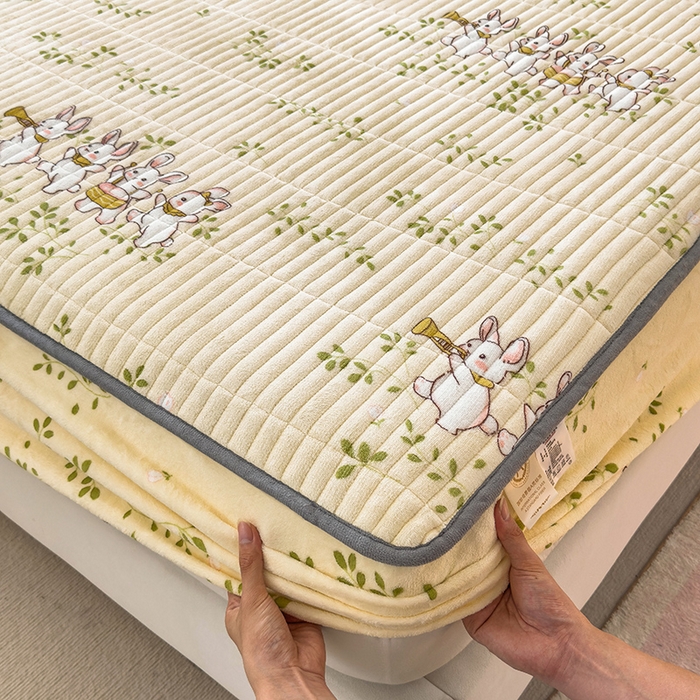 91家纺网 家纺一手货源 找家纺 摩妮卡 2025新款小清新系列印花牛奶绒夹棉床笠三件套 萌宠乐园