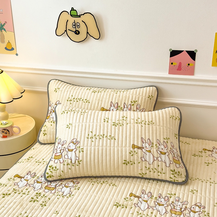 91家纺网 家纺一手货源 找家纺 摩妮卡 2025新款小清新系列印花牛奶绒夹棉床笠三件套 萌宠乐园