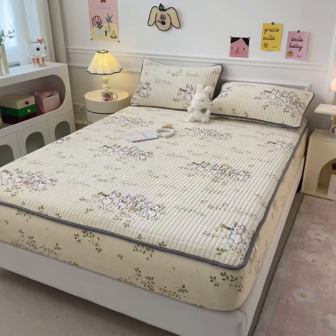 91家纺网 家纺一手货源 找家纺 摩妮卡 2025新款小清新系列印花牛奶绒夹棉床笠三件套 萌宠乐园