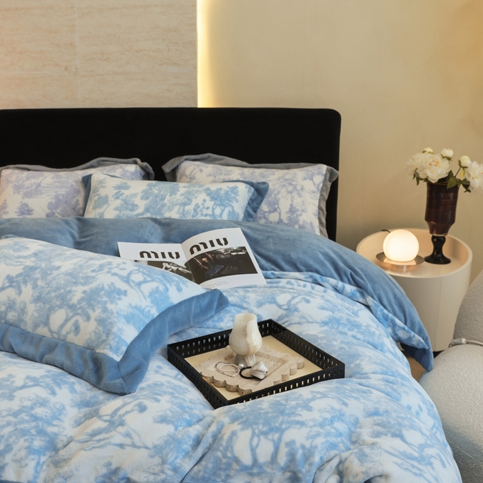 91家纺网 家纺一手货源 找家纺 优悦生活馆 2025新款秋冬简约亲肤牛奶绒印花保暖四件套-维也纳 维也纳-湖水绿