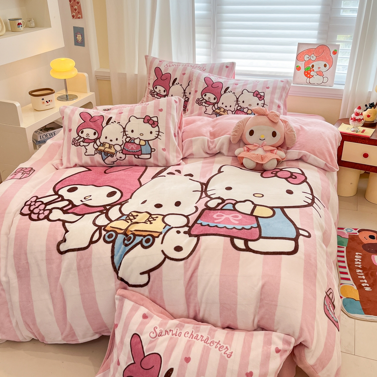 91家纺网 家纺一手货源 找家纺 金爱家 2025新品大版卡通平网数码印花加厚高克重牛奶绒皮卡丘系列四件套 绒大版-购物三小只