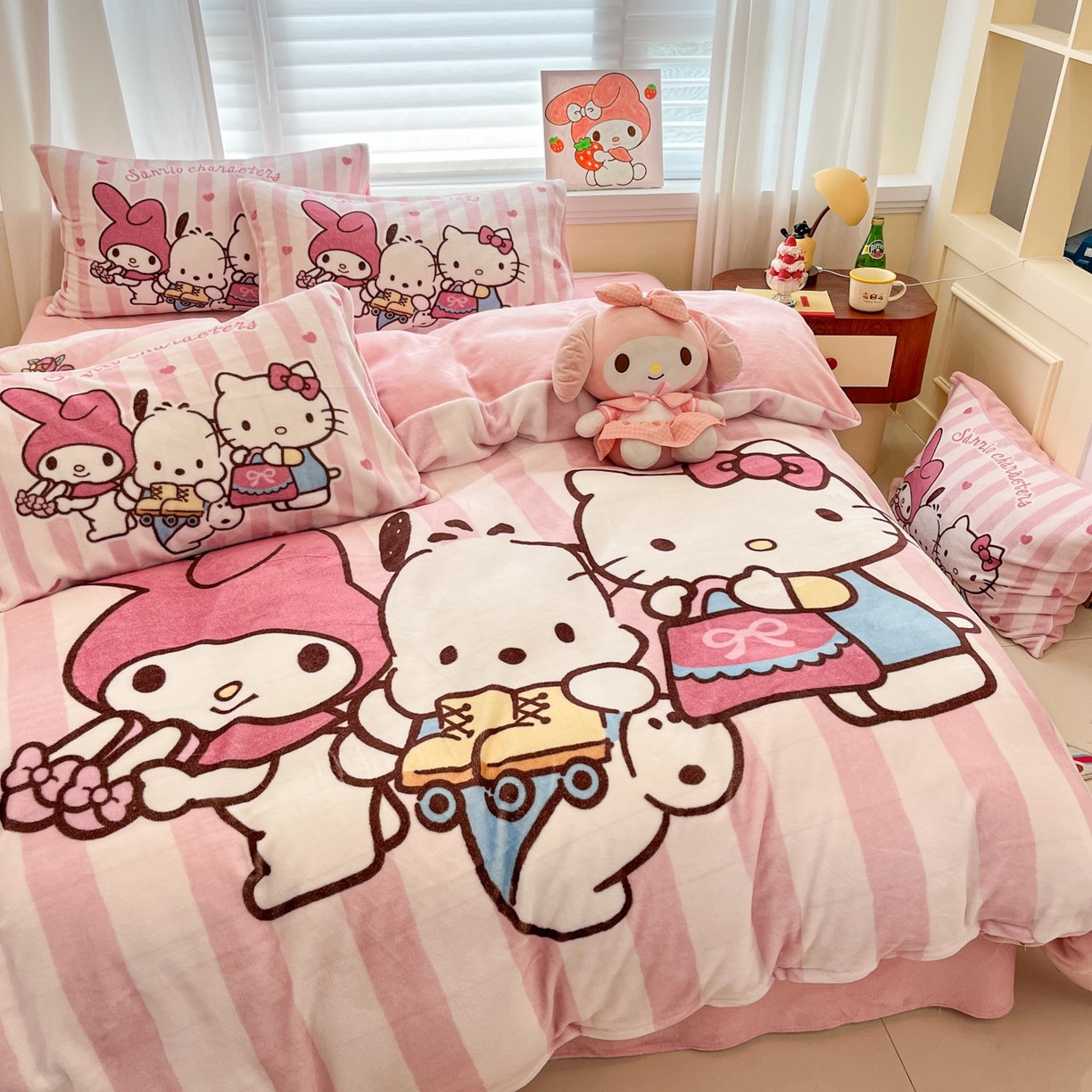 91家纺网 家纺一手货源 找家纺 金爱家 2025新品大版卡通平网数码印花加厚高克重牛奶绒皮卡丘系列四件套 绒大版-购物三小只