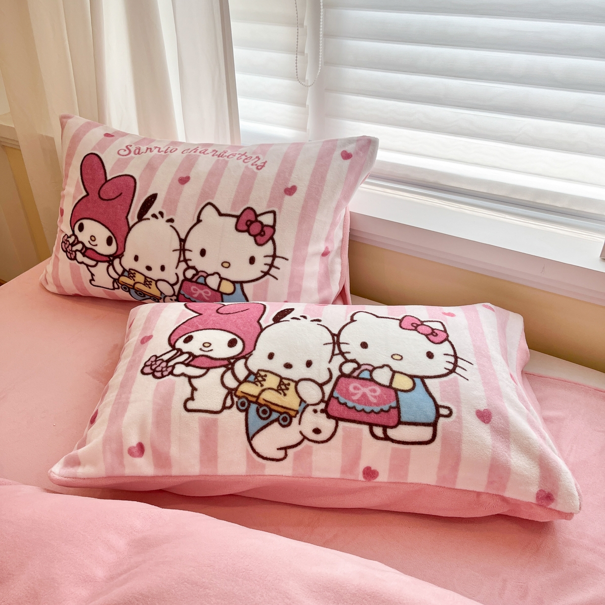 91家纺网 家纺一手货源 找家纺 金爱家 2025新品大版卡通平网数码印花加厚高克重牛奶绒皮卡丘系列四件套 绒大版-购物三小只