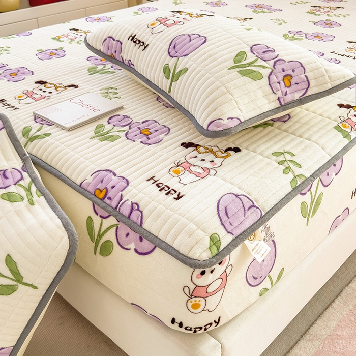 91家纺网 家纺一手货源 找家纺 摩妮卡 2025新款小清新系列印花牛奶绒夹棉床笠三件套 秘密花园