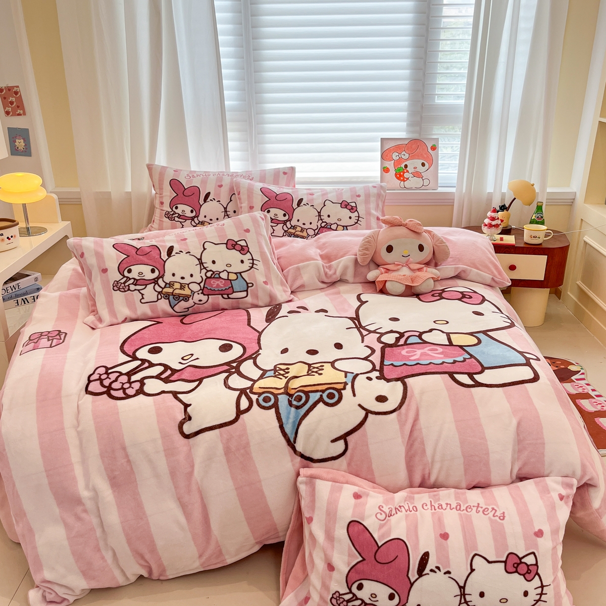 91家纺网 家纺一手货源 找家纺 金爱家 2025新品大版卡通平网数码印花加厚高克重牛奶绒皮卡丘系列四件套 绒大版-购物三小只