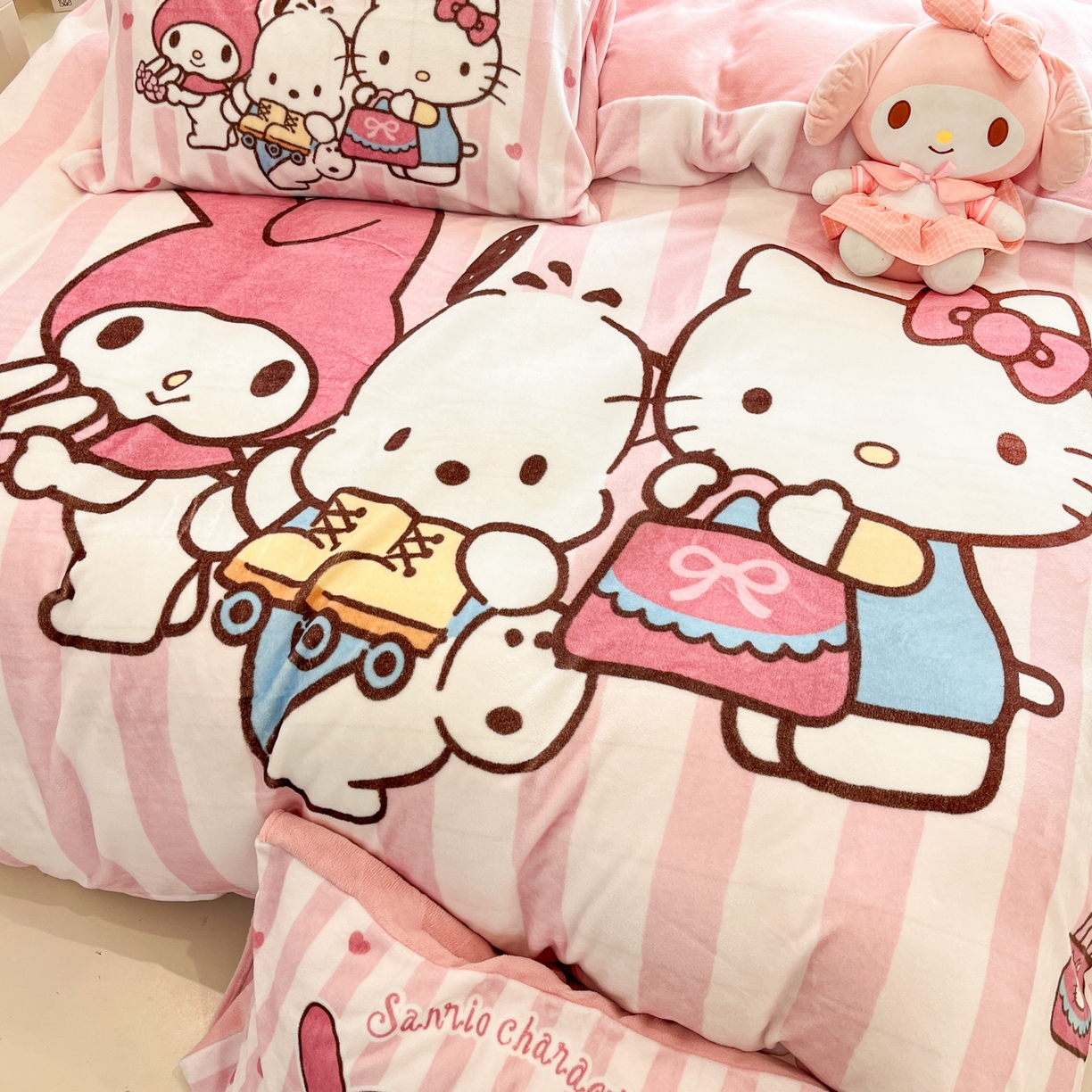 91家纺网 家纺一手货源 找家纺 金爱家 2025新品大版卡通平网数码印花加厚高克重牛奶绒皮卡丘系列四件套 绒大版-购物三小只