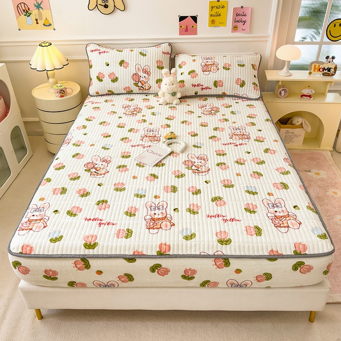 91家纺网 家纺一手货源 找家纺 摩妮卡 2025新款小清新系列印花牛奶绒夹棉床笠三件套 奇幻兔