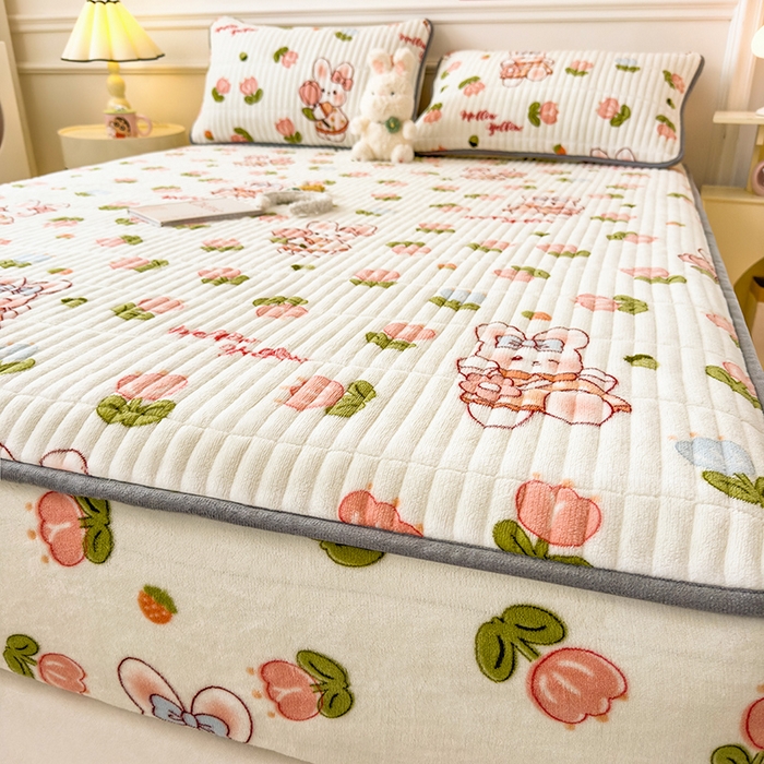 91家纺网 家纺一手货源 找家纺 摩妮卡 2025新款小清新系列印花牛奶绒夹棉床笠三件套 奇幻兔