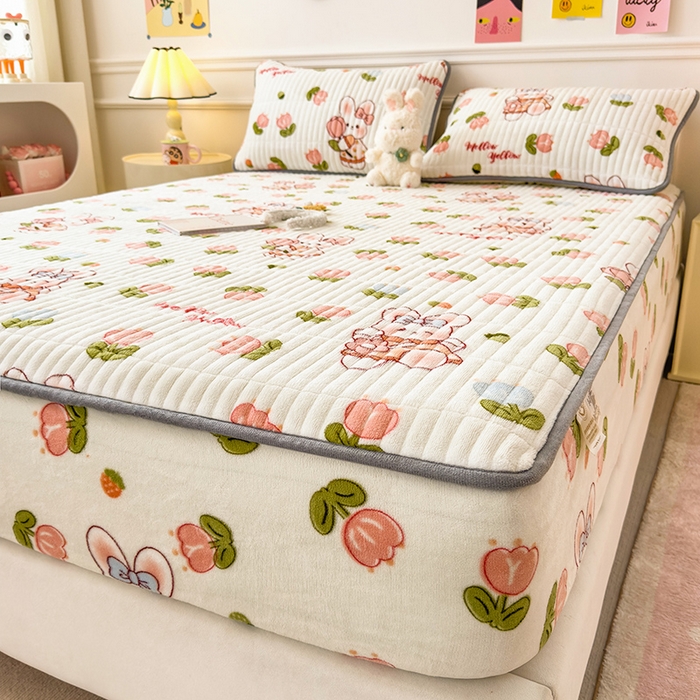 91家纺网 家纺一手货源 找家纺 摩妮卡 2025新款小清新系列印花牛奶绒夹棉床笠三件套 奇幻兔