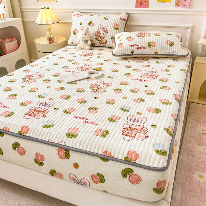 91家纺网 家纺一手货源 找家纺 摩妮卡 2025新款小清新系列印花牛奶绒夹棉床笠三件套 奇幻兔