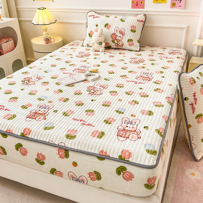 91家纺网 家纺一手货源 找家纺 摩妮卡 2025新款小清新系列印花牛奶绒夹棉床笠三件套 奇幻兔