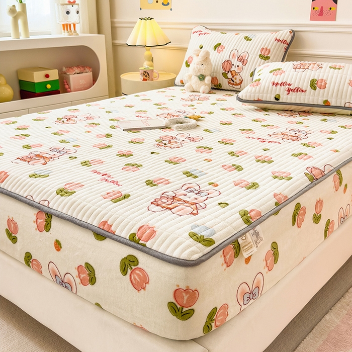 91家纺网 家纺一手货源 找家纺 摩妮卡 2025新款小清新系列印花牛奶绒夹棉床笠三件套 奇幻兔