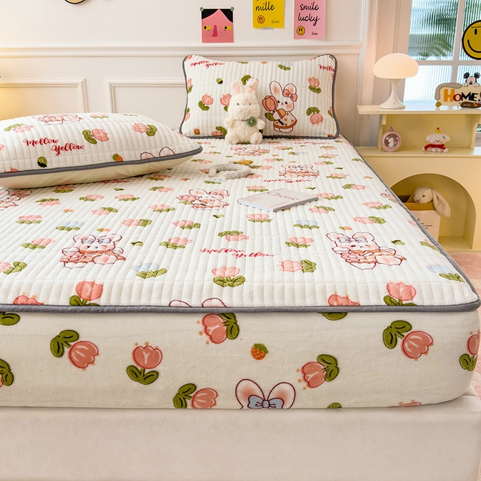 91家纺网 家纺一手货源 找家纺 摩妮卡 2025新款小清新系列印花牛奶绒夹棉床笠三件套 奇幻兔