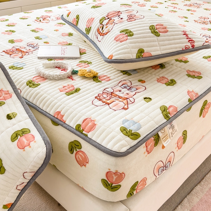 91家纺网 家纺一手货源 找家纺 摩妮卡 2025新款小清新系列印花牛奶绒夹棉床笠三件套 奇幻兔