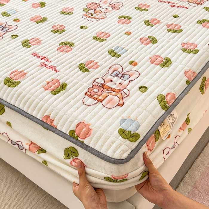 91家纺网 家纺一手货源 找家纺 摩妮卡 2025新款小清新系列印花牛奶绒夹棉床笠三件套 奇幻兔